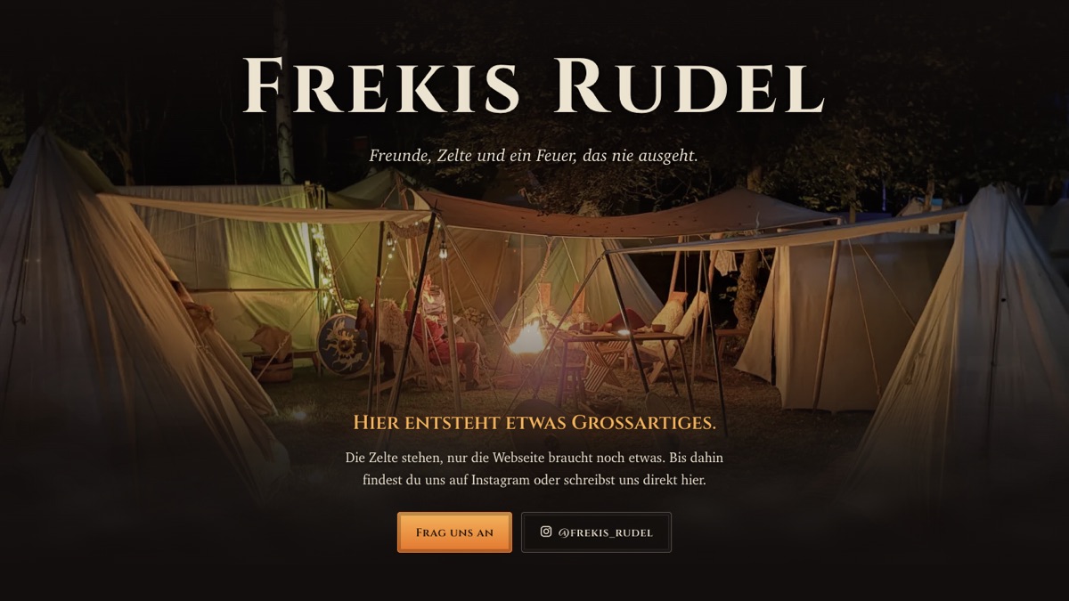 Startseite von frekis-rudel.de: Lager mit Zelten und Lagerfeuer bei Nacht